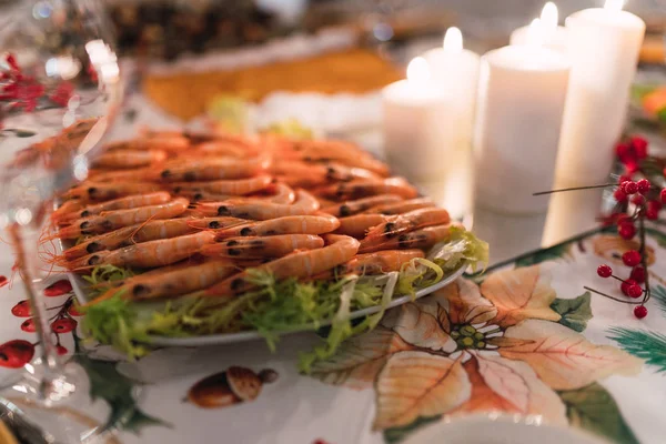 Arrangement Burning Candles Plate Delicious Shrimps Table Evening Time — Stock Photo, Image