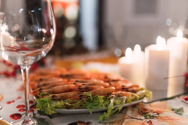 Closeup Delicious Fresh Shrimps Served Plate Table Glassware Burning Candles — Stock Photo, Image