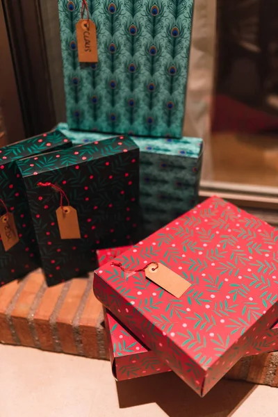 Coleção Presentes Natal Coloridos Pacote Ornamental Com Etiquetas — Fotografia de Stock