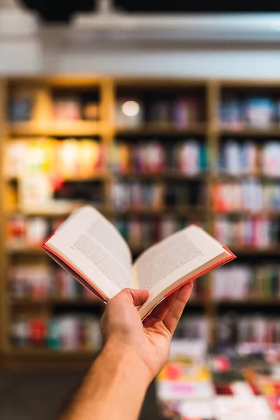 Ernte Männliche Hand Hält Geöffnetes Buch Deckel Gegen Bücherregale Moderner — Stockfoto