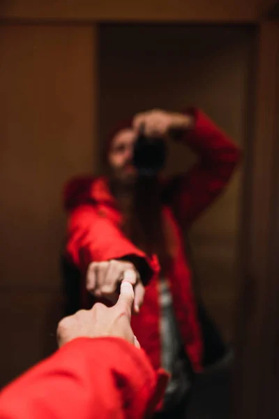 Man Red Outwear Touching Mirror Lamplight Taking Photo Blur — Stock Photo, Image