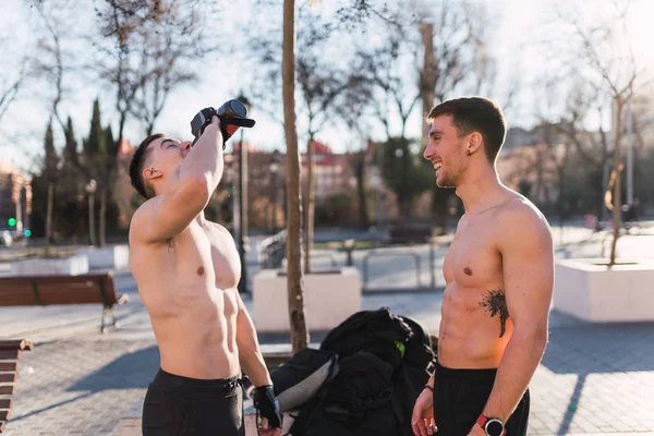 Vista Lateral Los Jóvenes Atléticos Sin Camisa Chicos Felices Beber — Foto de Stock