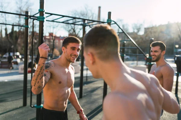 Vista Posterior Jóvenes Deportistas Sin Camiseta Positiva Jugando Rock Papel — Foto de Stock