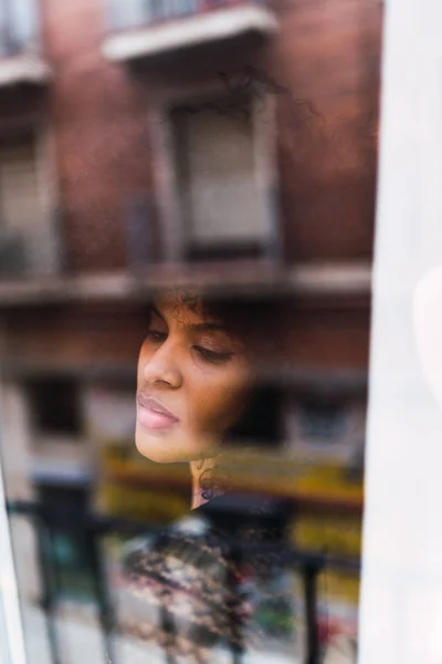 Giovane affascinante donna nera vicino alla finestra — Foto Stock