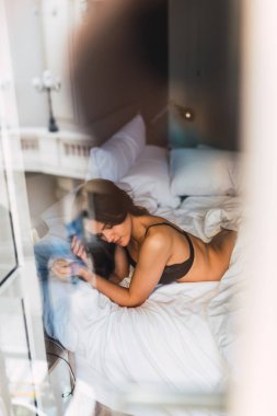 Çok güzel ince kadın yatakta bedroo yorgan altında hayal pencereden görüntüleme