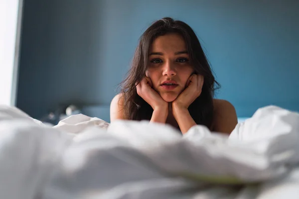 Młoda kobieta zmysłowy, leżąc na łóżku — Zdjęcie stockowe