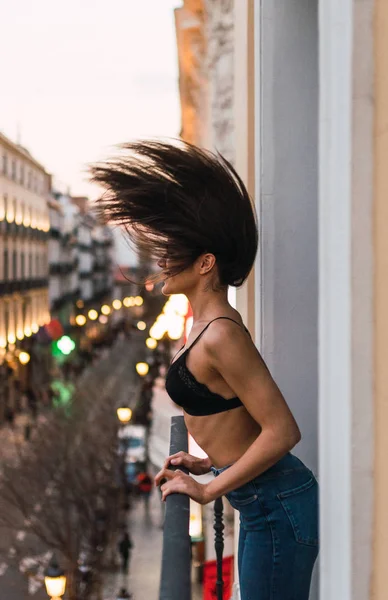 Mladá smyslná žena ve spodním prádle s windy vlasy na balkóně — Stock fotografie