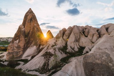 Günbatımı gökyüzüne karşı kayalık oluşum