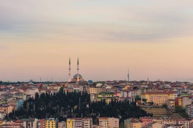 Eski cami ve minareli İstanbul şehir manzarası