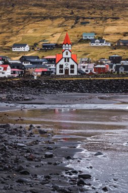 Kıyı köyünde güzel kilise