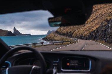 Ön camın arkasındaki kırsal yol