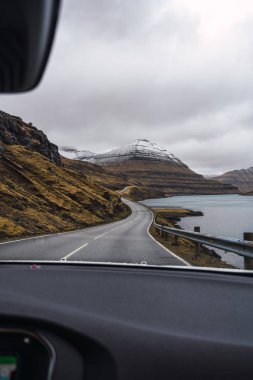 Ön camdan yol ve dağların görünümü