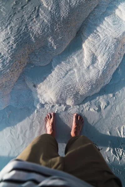 Pria berkaki telanjang berdiri di Pamukkale teras karbonat — Stok Foto