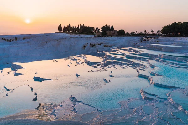 Bela paisagem de Pamukkale travertino piscinas no pôr do sol — Fotografia de Stock