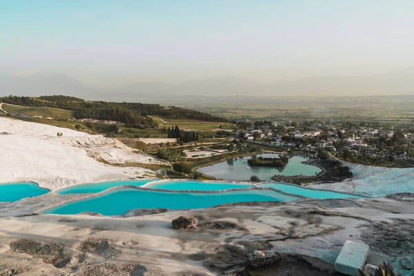 Paisagem incrível de piscinas de travertino Pamukkale e terraços Fotos De Bancos De Imagens