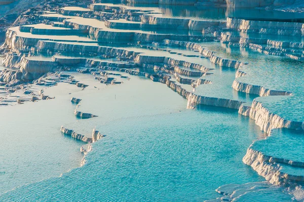 Paisagem incrível de terraços Pamukkale de minerais de carbonato Fotos De Bancos De Imagens Sem Royalties