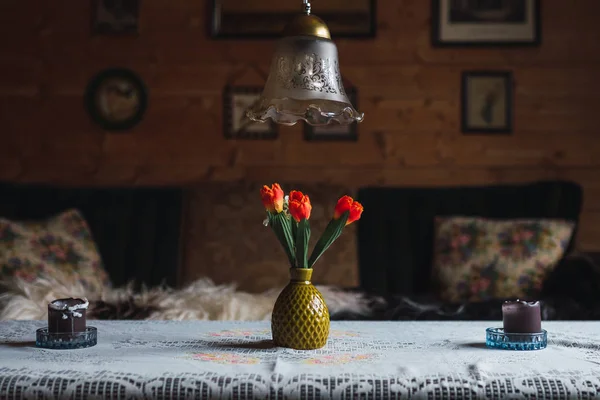 Vas dengan bunga di atas meja Stok Gambar