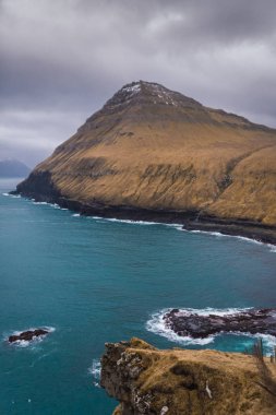 Bulutlu günde denize yakın tepe