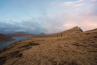 Engebeli arazide yürüyen isimsiz gezginler