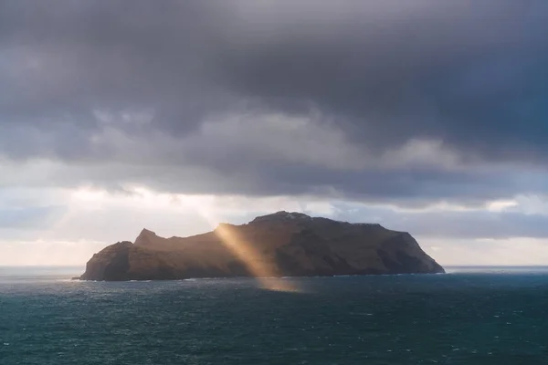 Soleil brille à travers les nuages près de la falaise — Photo