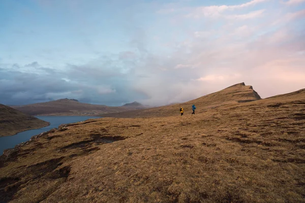 Viajantes anônimos caminhando em terreno montanhoso Fotos De Bancos De Imagens