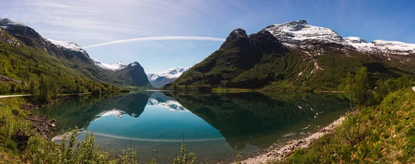 Lac azur cristallin entre des rochers pittoresques vallonnés — Photo