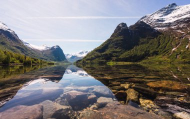 Tepelik pitoresk kayalar arasında kristal temiz nehir