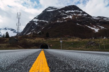 Bulutlu gökyüzü karla kaplı dağın alçak açısı