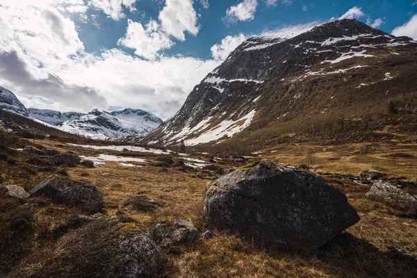 Menakjubkan lanskap gunung berbatu di hari berawan — Stok Foto