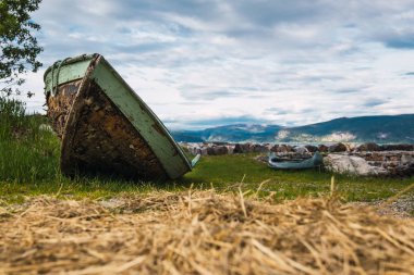 Bulutlu günde kıyıda kırık tekne