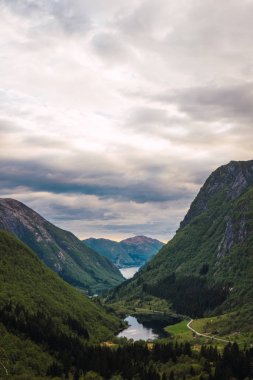 Bulutlu günde nehir ve yeşil dağlar