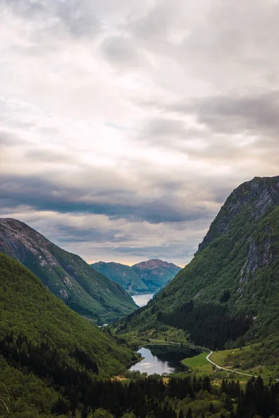 Sungai dan pegunungan hijau pada hari berawan — Stok Foto