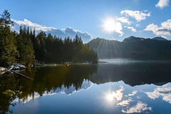 Beautiful Blue Lake Surrounding Mountains Reflecting Back Sunny Blue Sky — Stock Photo, Image