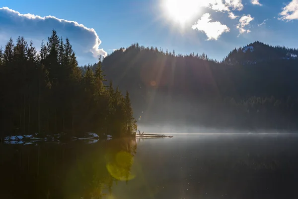 Beau Lac Avec Montagnes Environnantes Ciel Bleu Ensoleillé Neige Sur — Photo