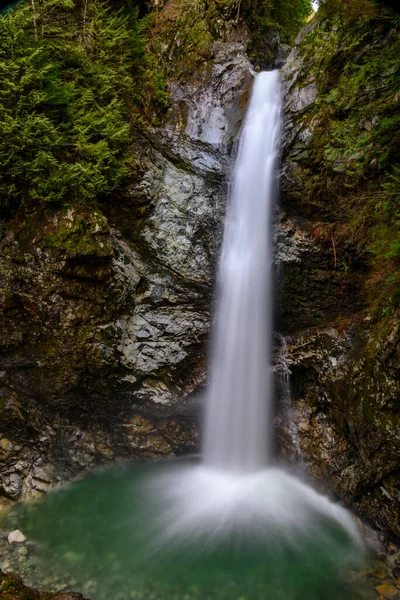 Belle Cascade Printemps Longue Exposition Texture Soyeuse Mouvement Flou Feuillage — Photo