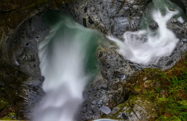 Hermosa Cascada Primavera Larga Exposición Textura Sedosa Movimiento Borroso Follaje —  Fotos de Stock