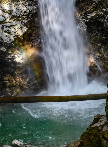 Belle Cascade Printemps Longue Exposition Mouvement Flou Pierres Rochers Entourent — Photo