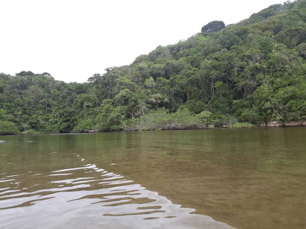 Azul Cielo Océano Arena Gente Verano Montaña Verde — Foto de Stock