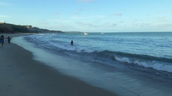 Niebieski Niebo Ocean Piasek Ludzie Lato Góry Zielony — Zdjęcie stockowe