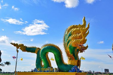 Mavi gökyüzü, Sri Chiang Mai bölgesi simgesi, Mekong nehri ve Laos manzaralı Altın Naga heykeli. Nong Khai Eyaleti, Tayland. Yabancı dil Nong Khai vilayeti demek..
