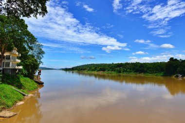 Mekong nehri üzerinde harika mavi gökyüzü ve nehir boyunca dağ. Nong Khai bölgesi, Tayland
