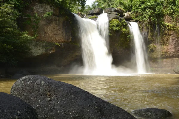 Cachoeira Haew Suwat Com Arco Íris Dia Chuva Parque Nacional — Fotografia de Stock