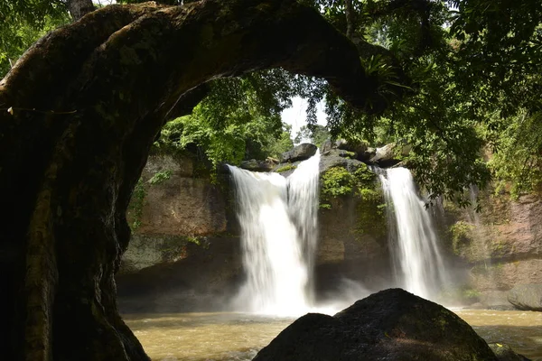 Wodospad Haew Suwat Tęczą Deszczowy Dzień Parku Narodowym Khaoyai Korat — Zdjęcie stockowe