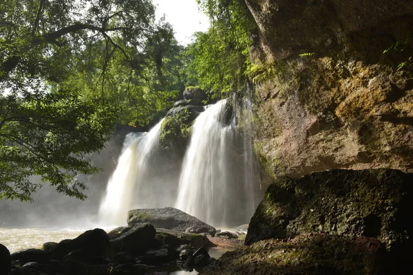 Wodospad Haew Suwat Tęczą Deszczowy Dzień Parku Narodowym Khaoyai Korat — Zdjęcie stockowe