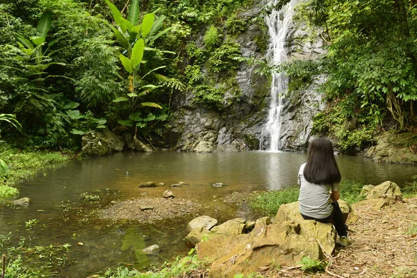 Ein Reisender Entspannen Der Nähe Des Thanthip Wasserfalls Einem Wasserfall — Stockfoto