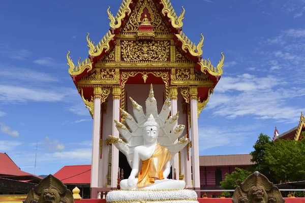 Una Estatua Buda Blanco Frente Santuario Budista Con Fondo Cielo —  Fotos de Stock