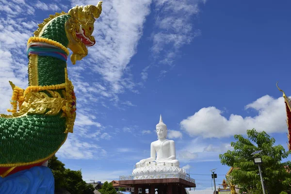 Una Estatua Buda Blanco Con Escultura Naga Primer Plano Fondo —  Fotos de Stock