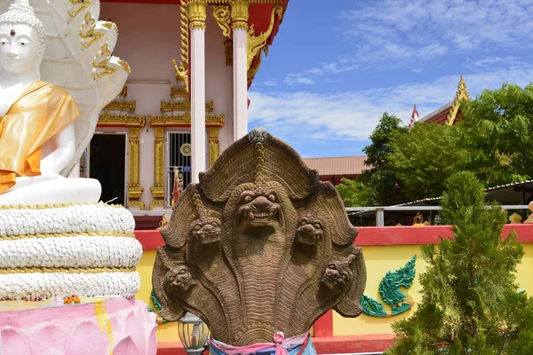 Пять Нага Возглавляет Скульптуру Перед Буддийским Святилищем Ват Haisok Nongkhai — стоковое фото