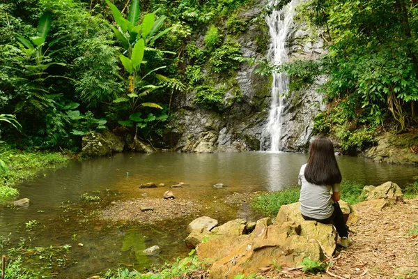 Viajante Relaxar Perto Thanthip Cachoeira Cachoeira Floresta Profunda Perto Rio — Fotografia de Stock