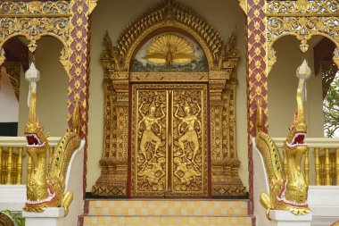 Budist tapınağının kapısında Tayland sanat heykeli var. Wat Prai Doi Suthep Chiang Mai bölgesi, Tayland.